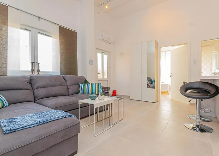 2 Bedroom Amazing In Apartamento Bilice